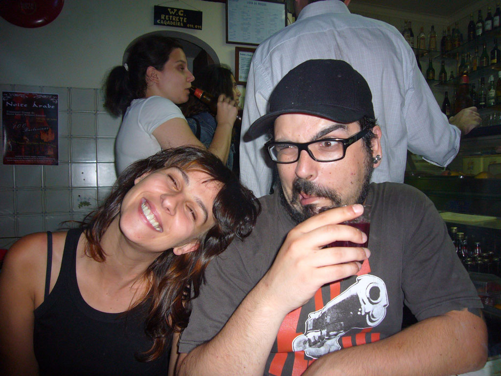 Tânia and Lucas sitting in a bar